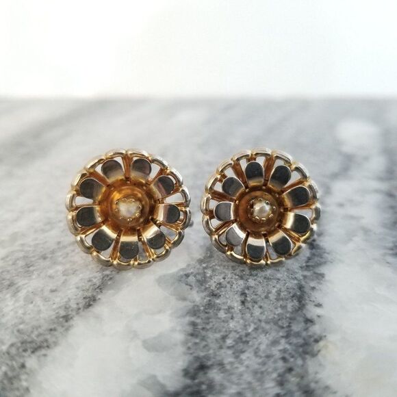 Vintage Flower Clip On Earrings, Screw Backs, Gold Tone, Retro 60s Style - Picture 5 of 5